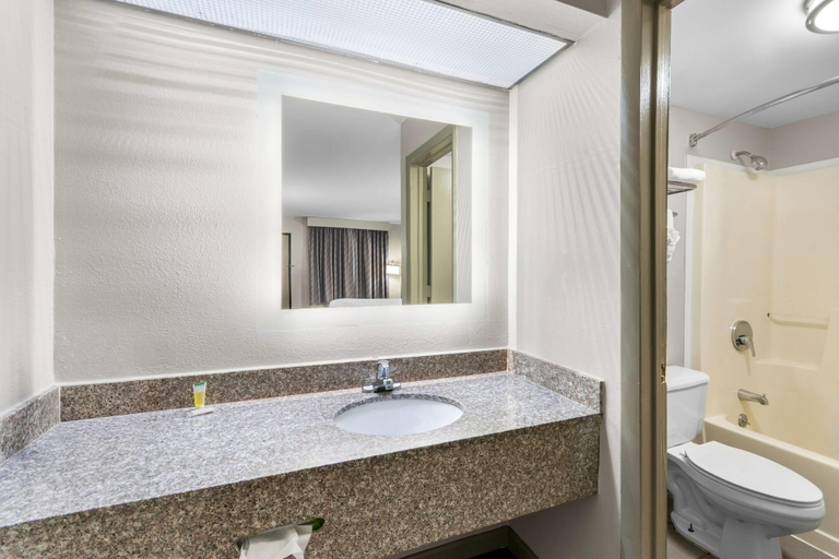 Bathroom 4, Days Inn by Wyndham Enterprise, Coffee
