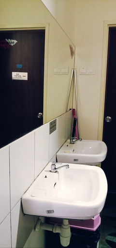 Bathroom, Petra Lodge and Homestay, Malacca City