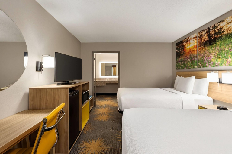 Bedroom 4, Days Inn by Wyndham Cartersville, Bartow