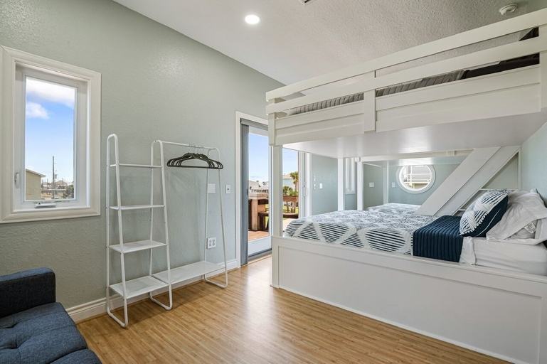 Room 3, Crystal Beach Villa 5 Bedroom Home, Galveston