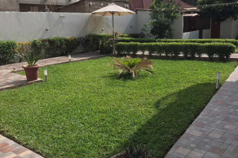 Property grounds 5, 2-bed - Sleeps 6 - Pet Friendly & Parking, Kombo Saint Mary
