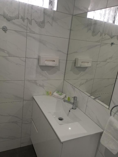 Bathroom 5, Big Valley Lakeside Paradise Motor Inn, Shepparton