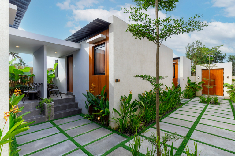 Exterior & Views