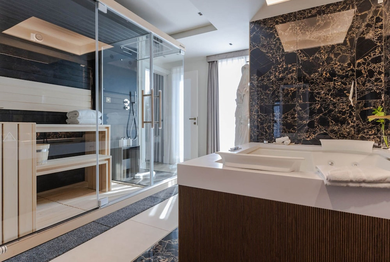 Bathroom 5, FH55 Grand Hotel Palatino, Roma