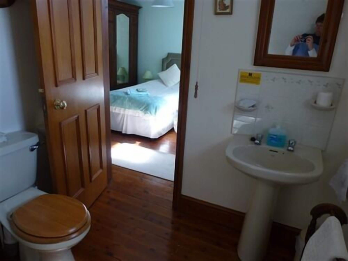 Bathroom 3, Burton Farmhouse, Devon