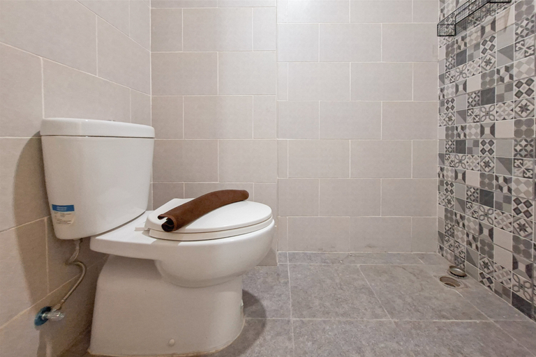 Bathroom 5, Compact Studio Room at Samesta Mahata Serpong Apartment By Travelio, Tangerang Selatan
