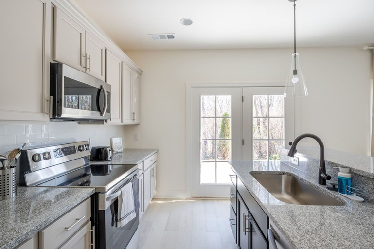 Private kitchen 4, 1 King 1 Queen 2 Double Garage Washer Dryer, Davidson
