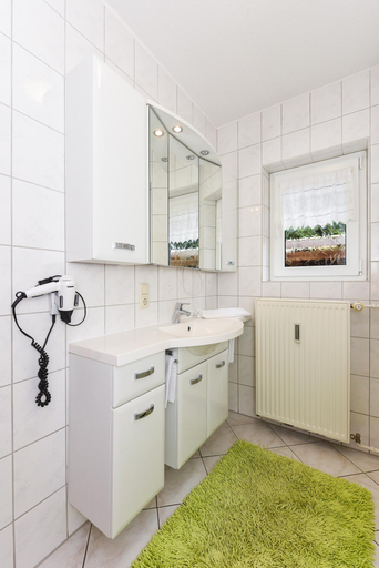 Bathroom 2, Ferienwohnung fur 4 Personen Mitten in Bensersiel, Wittmund