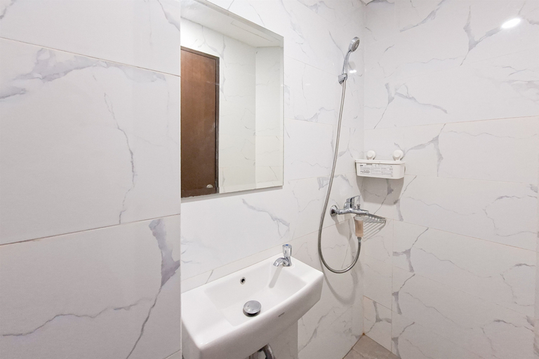 Bathroom 5, Simple Look Studio at Pacific Garden - Campus Town @Alam Sutera Apartment By Travelio, Tangerang