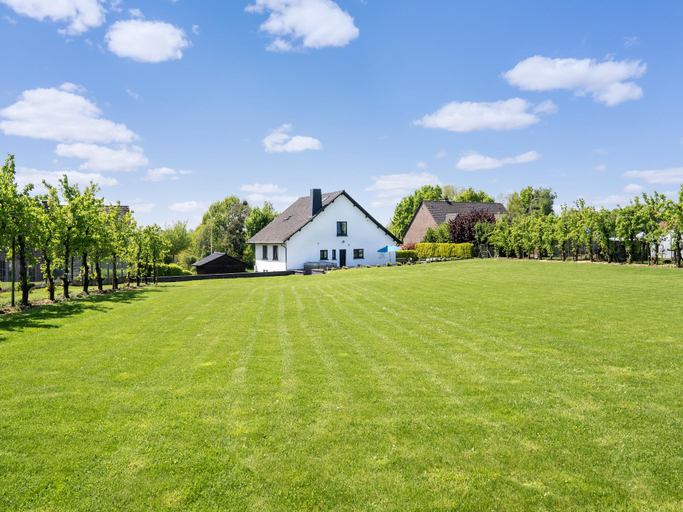 2, Villa Borgloon with Blossom Views and Jacuzzi, Limburg