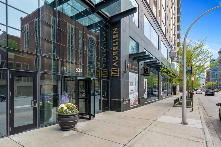Room 2, Mag Mile Retreat Stunning Views High-end 2BR, Cook