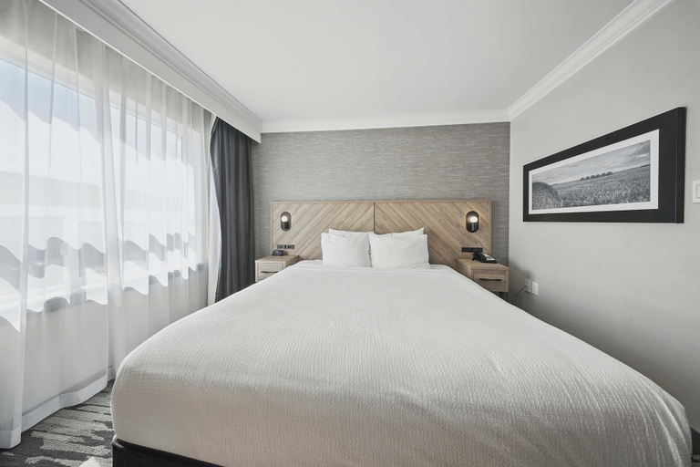 Bedroom 3, Sandman Hotel Red Deer, Division No. 8