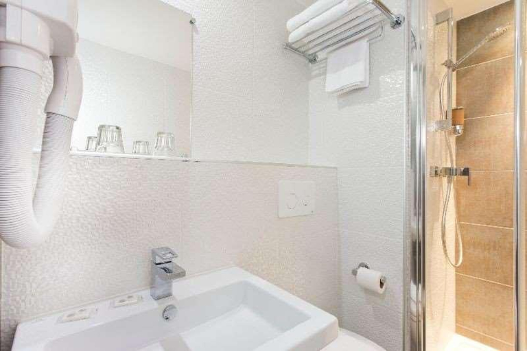 Bathroom 4, Hôtel des Pavillons, Paris