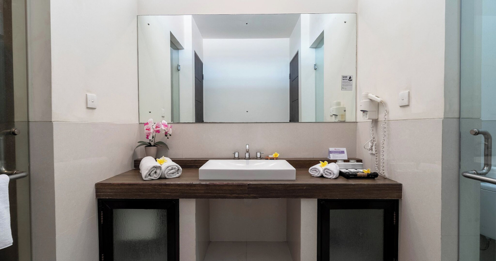 Bathroom 5, Swiss-Belcourt Sunset, Badung