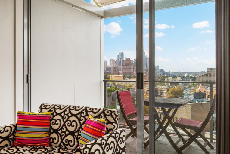 Living room, Cosy Studio With City Views, Sydney