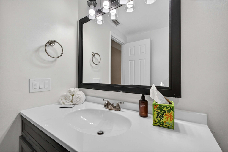 Room 5, Luxury Meets Paradise Family-friendly 4BR w Pool, Palm Beach