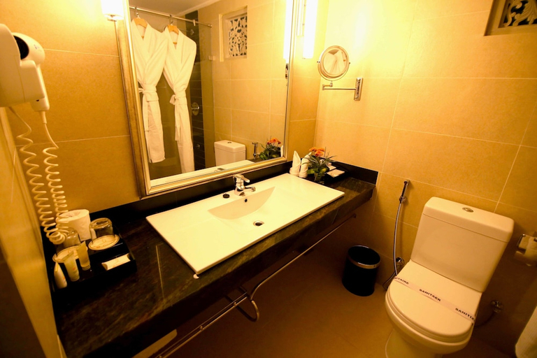 Bathroom 4, Thilanka Hotel, Kandy, K.F.G. & G. Korale