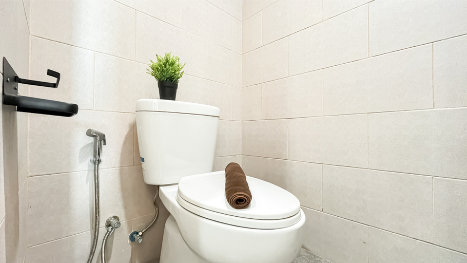 Bathroom 5, Studio near Rawa Buntu Station at Samesta Mahata Serpong Apartment By Travelio, Tangerang Selatan