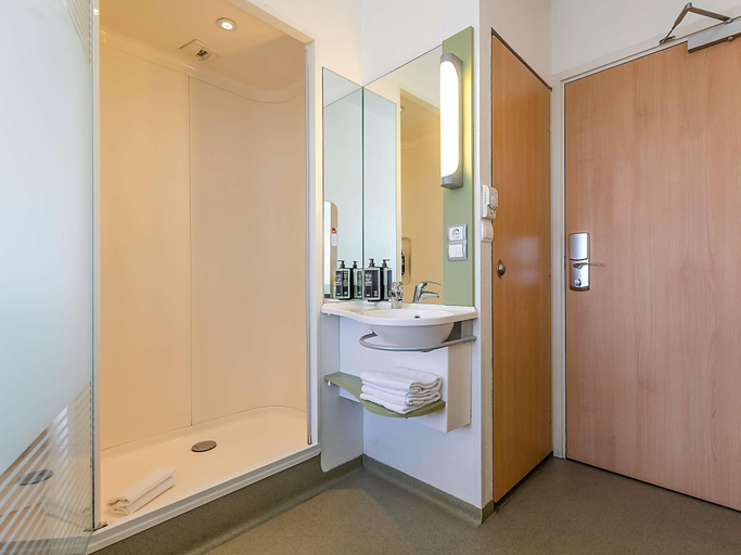Bathroom 4, ibis budget Porto Gaia, Vila Nova de Gaia