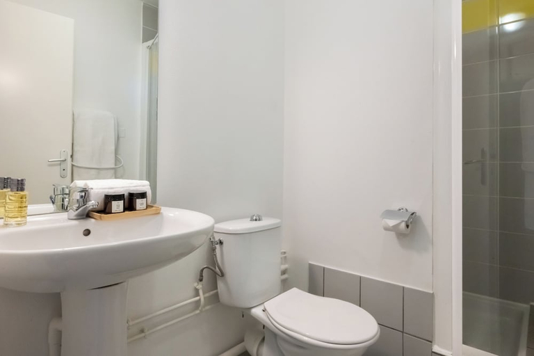 Bathroom 3, Nemea Appart Hotel Toulouse Aéroport, Haute-Garonne