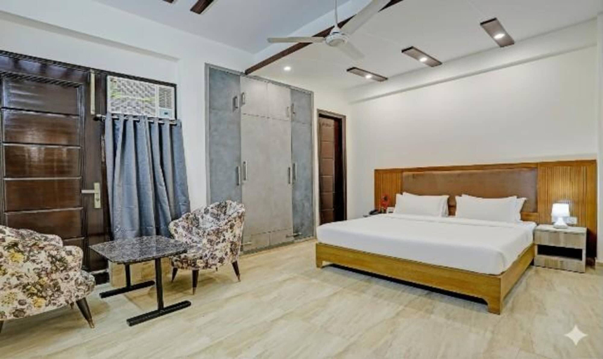 Room 5, Fabhotel Royale 19, Gautam Buddha Nagar