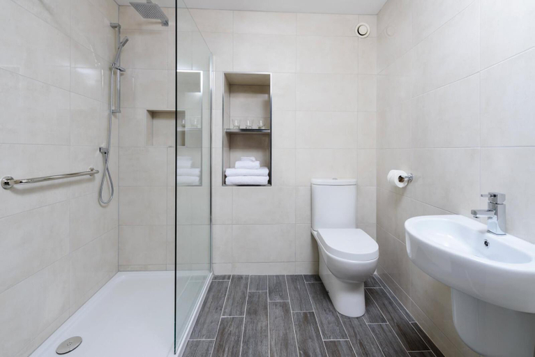 Bathroom 5, Dromhall Hotel