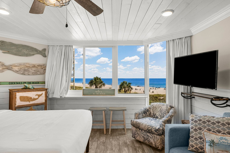 Room 4, Beachfront Studio Condo - Top of the Gulf 317, Bay