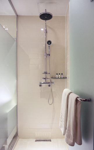 Bathroom 5, Hotel 8 Hours, Jung