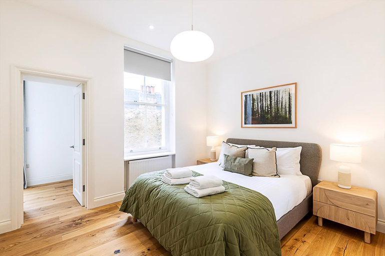 Bedroom 3, Chic Chelsea Retreat Bright Space Balcony Bliss, London