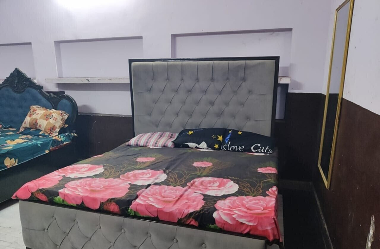 Room 5, RK Guest House, Kaushambi