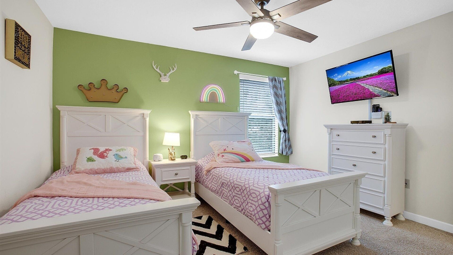 Room 5, Solterra Resort 5 Bedroom Home with Pool Spa Game Room 5 Home, Polk
