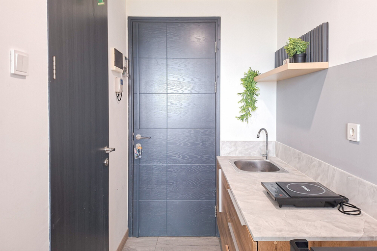 Private kitchen, Stylish Studio Apartment At Collins Boulevard, Tangerang