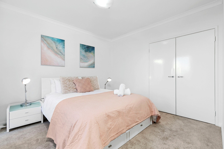 Room 3, Walk to Beach Coastal Home in Coogee, Fremantle