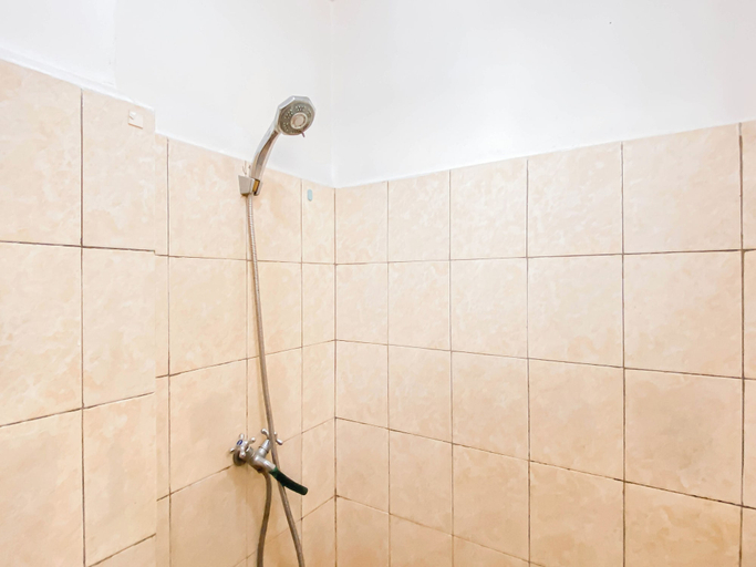 Bathroom 3, Standard Studio Apartment At Margonda Residence 2, Depok