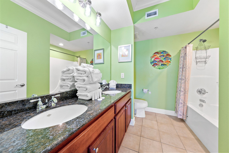 Bathroom 5, Crystal Tower, Baldwin