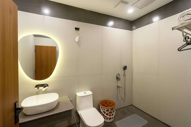 Bathroom 3, The Metrostay Delhi, Delhi