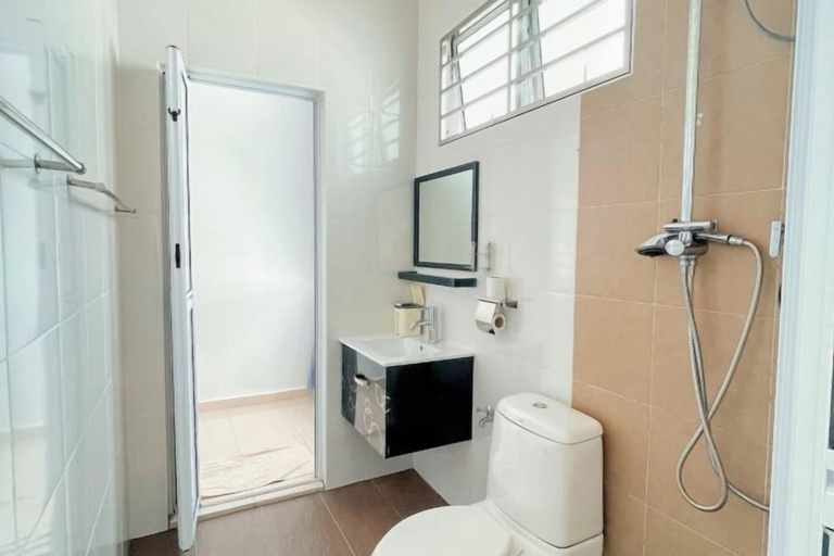 Bathroom 3, 4BDR Double storey homestay Yong Peng, FreeParking, Batu Pahat