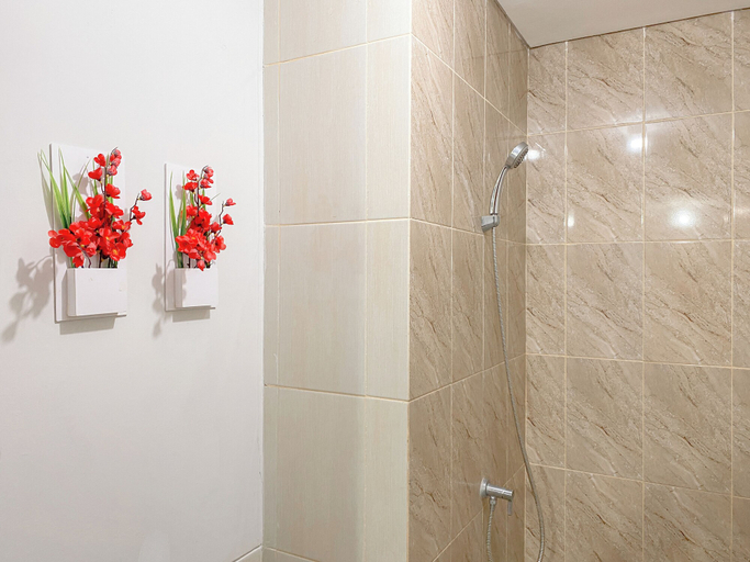 Bathroom 4, Cozy Neutral 2Br Apartment At Transpark Juanda Bekasi Timur, Bekasi