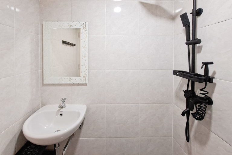 Bathroom 3, Nice Studio At Parkland Avenue Apartment, South Tangerang