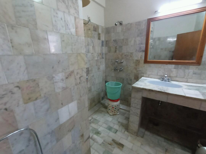 Bathroom 5, Hotel Dronagiri, Chamoli