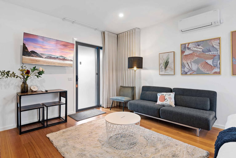 3, Stunning Studio Apartment Near Public Transport, Melbourne