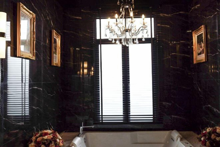 Bathroom 4, The Black Kingdom - The Black Kingdom, Bang Plad
