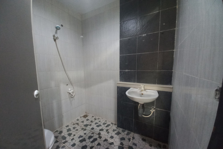 Bathroom 2, Hotel O S_qyu Stay, Semarang