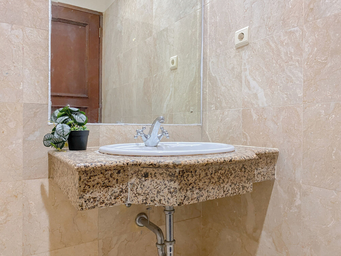 Bathroom 4, Spacious 2Br With Mall Access At Bellezza Apartment, South Jakarta