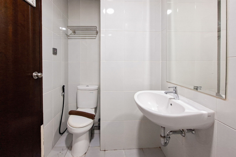 Bathroom 3, Wooden Tone Studio At Casa De Parco Apartment, Tangerang
