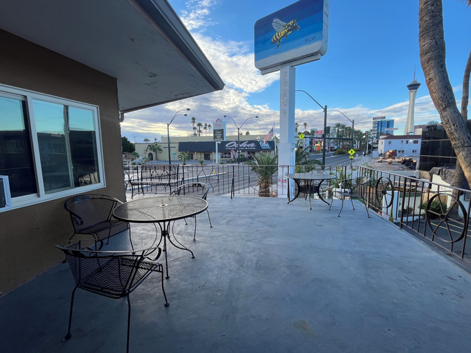 Outdoor dining, Hebron, Clark