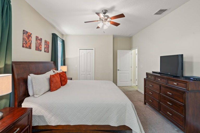 Room 4, Championsgate Resort 8 Bedroom Private Pool Home 8 Home, Osceola