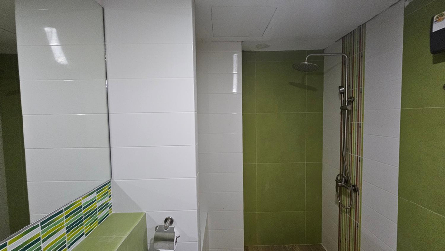 Bathroom 4, BlueTel Re'sidencE Bangkok IMPACT- 1 Time Drop-Off Service to IMPACT OR MRT (MT02), Pak Kret