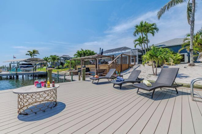 Outdoor pool, Cape Coastal, Lee