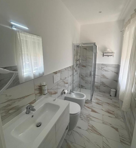Bathroom 5, Hotel Darival, Rome